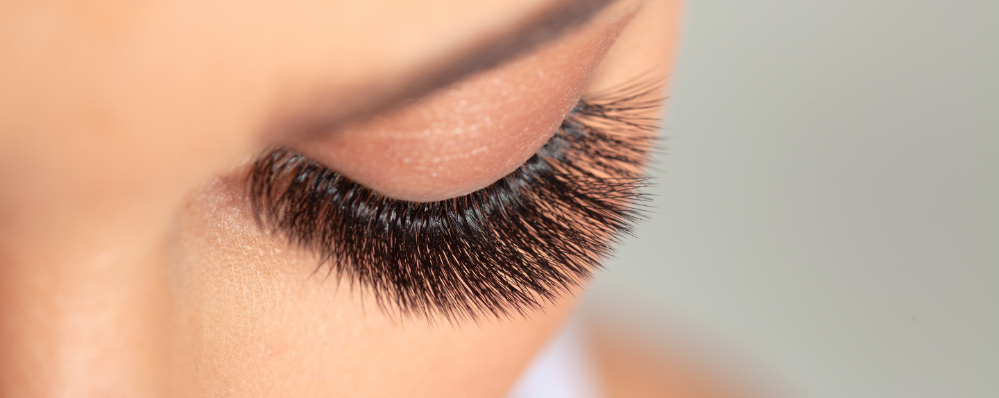 Tes extensions parfaites ET des cils naturels forts ? C’est possible ! 💁‍♀️👁️